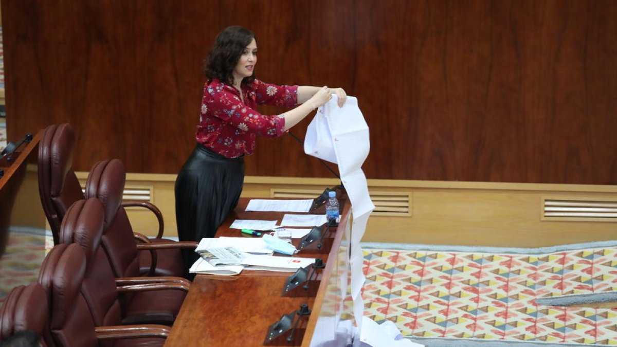 Ayuso, ahir amb la llista dels trasllats a hospitals.