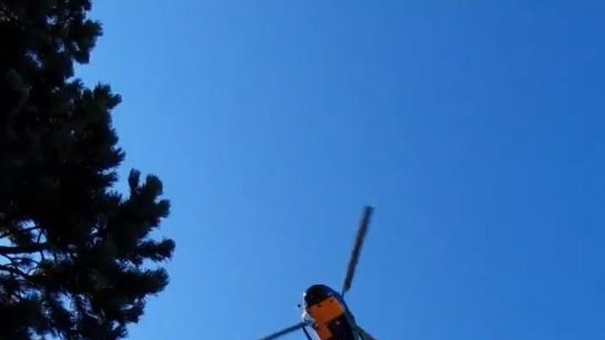 Un helicóptero desplazando piezas de un remonte en Port Ainé.