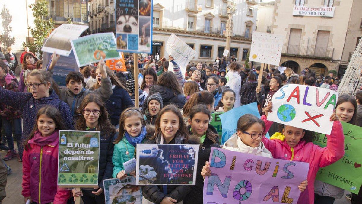 Lleida - Uns 250 alumnes de l’escola Sant Jordi de Lleida es van manifestar al pati amb pancartes amb lemes com “Per un món millor” i “Volem un planeta net”.