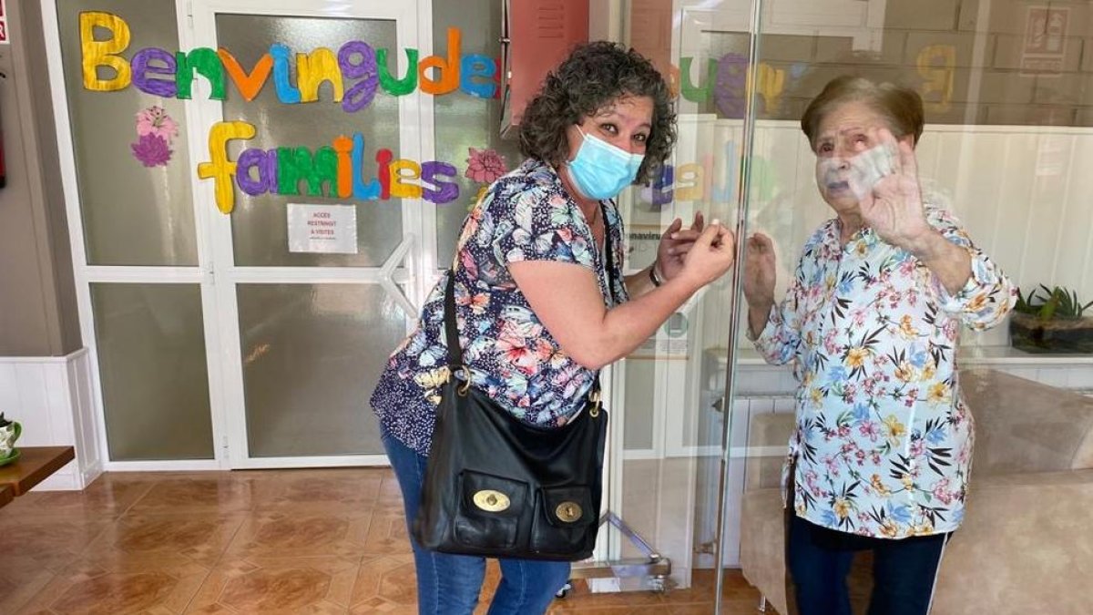 Una de las visitas familiares en la residencia Sant Roc de Vilanova.