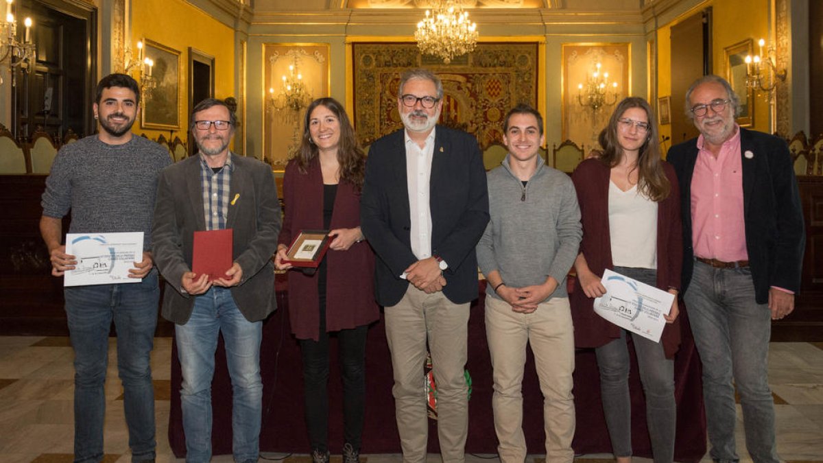 L’alcalde de Lleida Fèlix Larrosa, al centre, amb els guardonats, ahir.