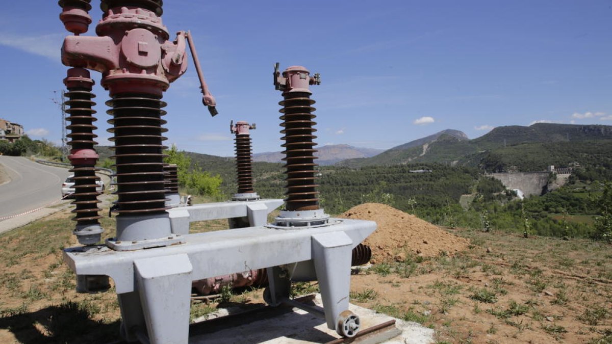 Els disjuntors procedents d’una central hidroelèctrica, amb la presa de Sant Antoni de fons.