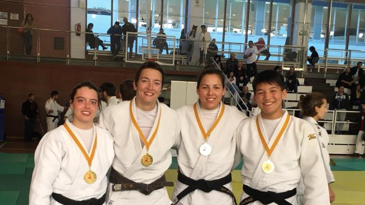 Los cuatro competidores del Dojo, con sus medallas.