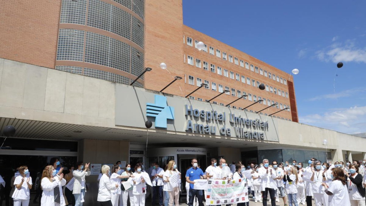 Los trabajadores del hospital Arnau de Vilanova de Lleida, protestando el pasado martes.