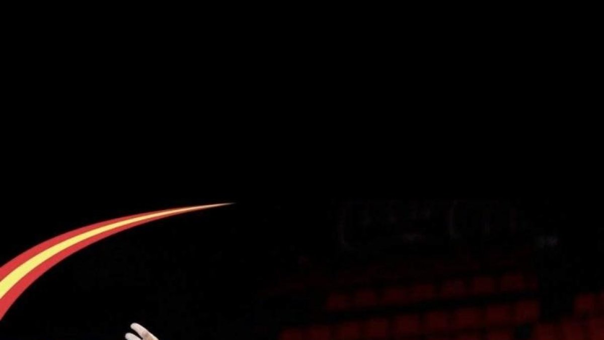 Maria Cerdà durante un ejercicio sobre la barra de equilibrio.