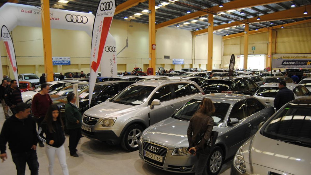 Unos 700 vehículos a la venta - El recinto ferial de la capital del Pla d’Urgell acogió durante todo el fin de semana un total de 700 vehículos de segunda mano a la venta, de los que 438 son coches y 235 tractores y todo tipo de maquinaria a ...
