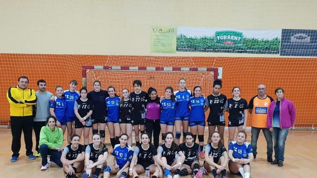 Les jugadores del juvenil de l’Associació i de les Franqueses, al partit de la primera volta.