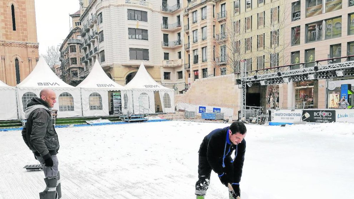Desmuntatge de la pista de gel de plaça Sant Joan