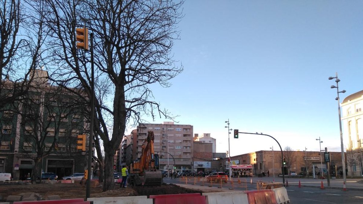 Redueixen la rotonda de R. Berenguer IV després del trasllat dels arbres