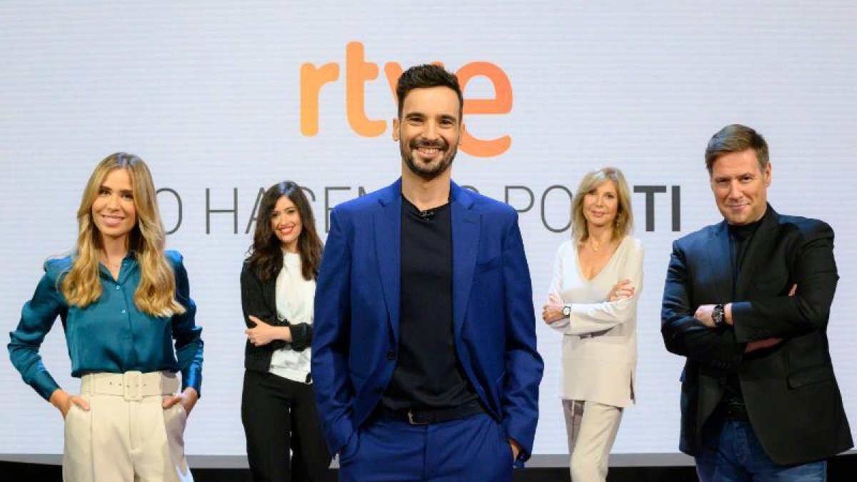 Lluís Guilera, conductor del programa, i l’equip de capçalera.