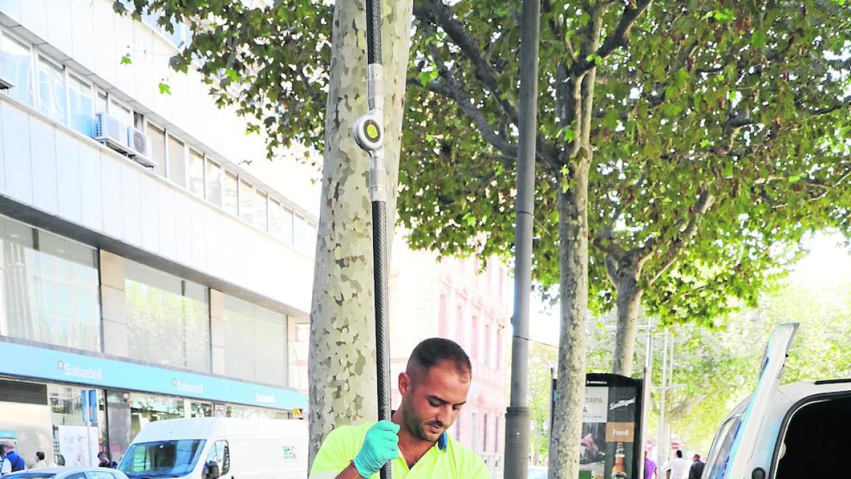 Un operari amb la perxa i la càmera incorporada.