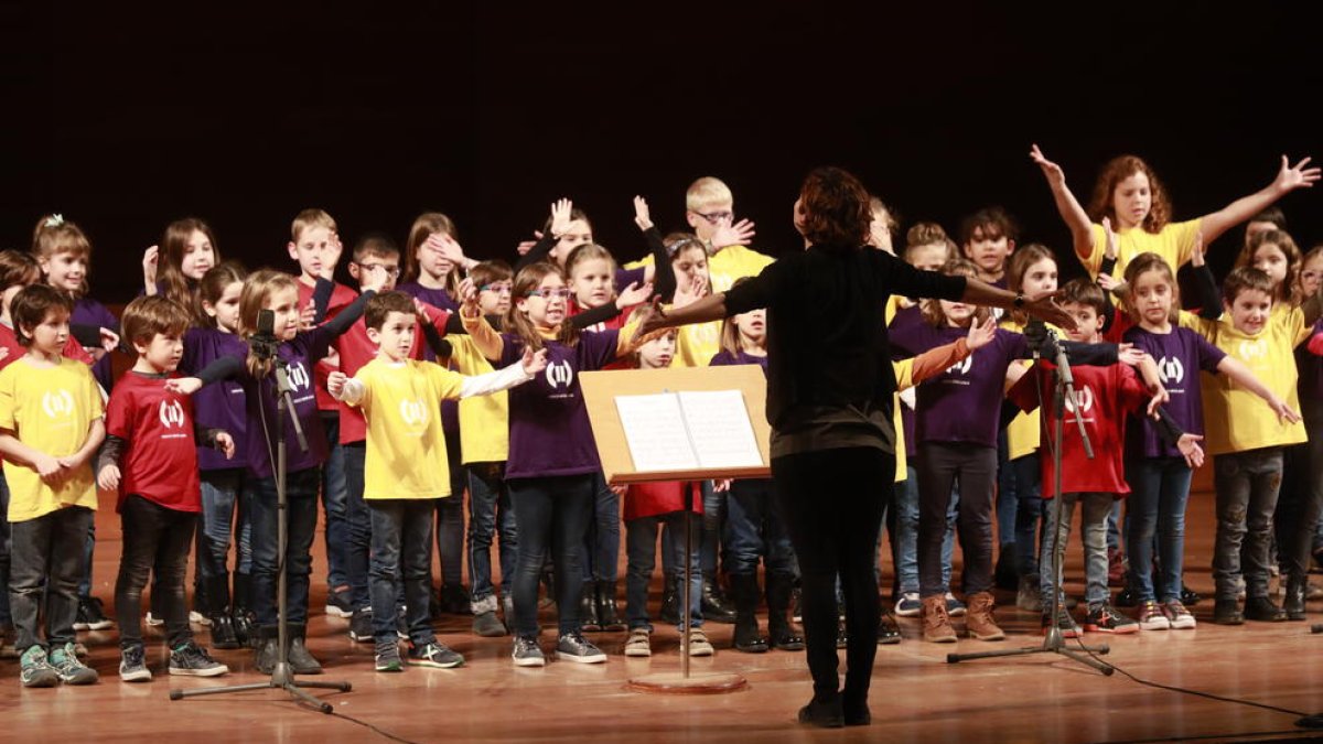 Uno de los grupos de ‘cantaires’ del Orfeó Lleidatà, ayer durante su actuación en el Auditori.