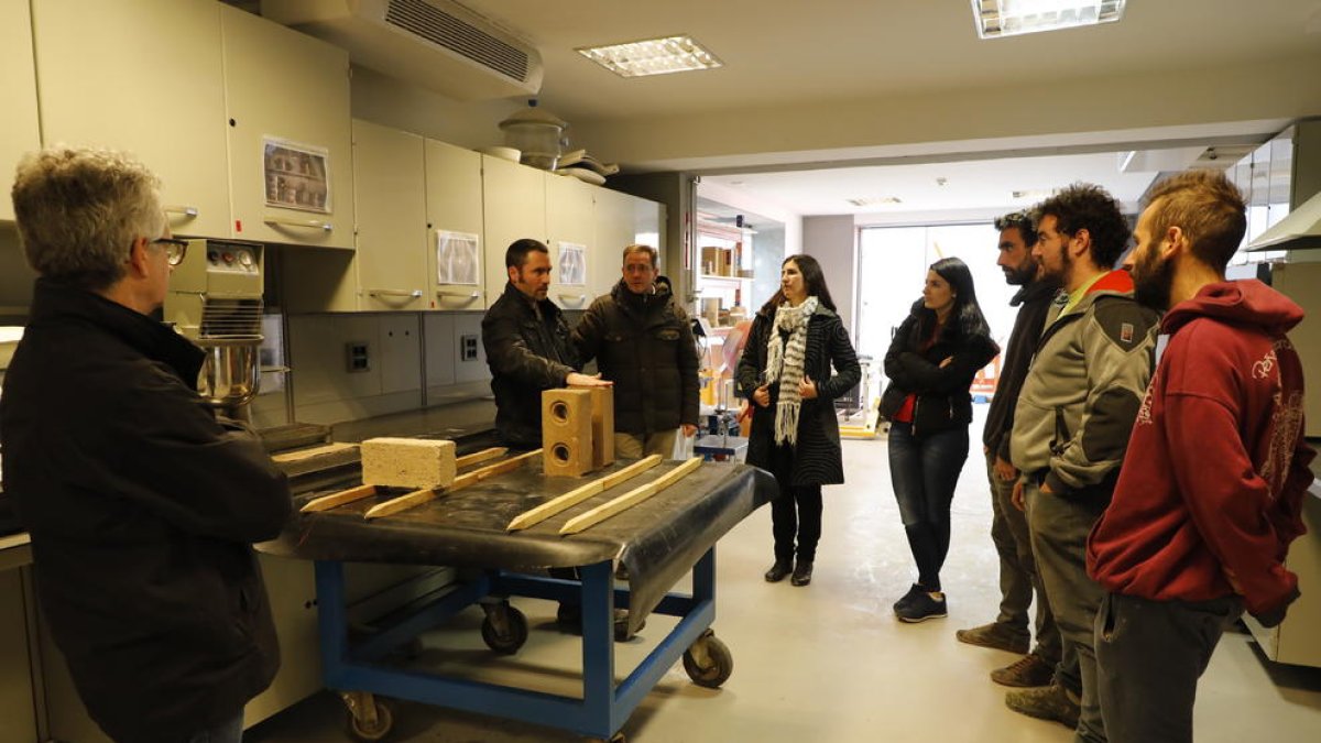 Imagen sobre el taller de construcción con tierra.