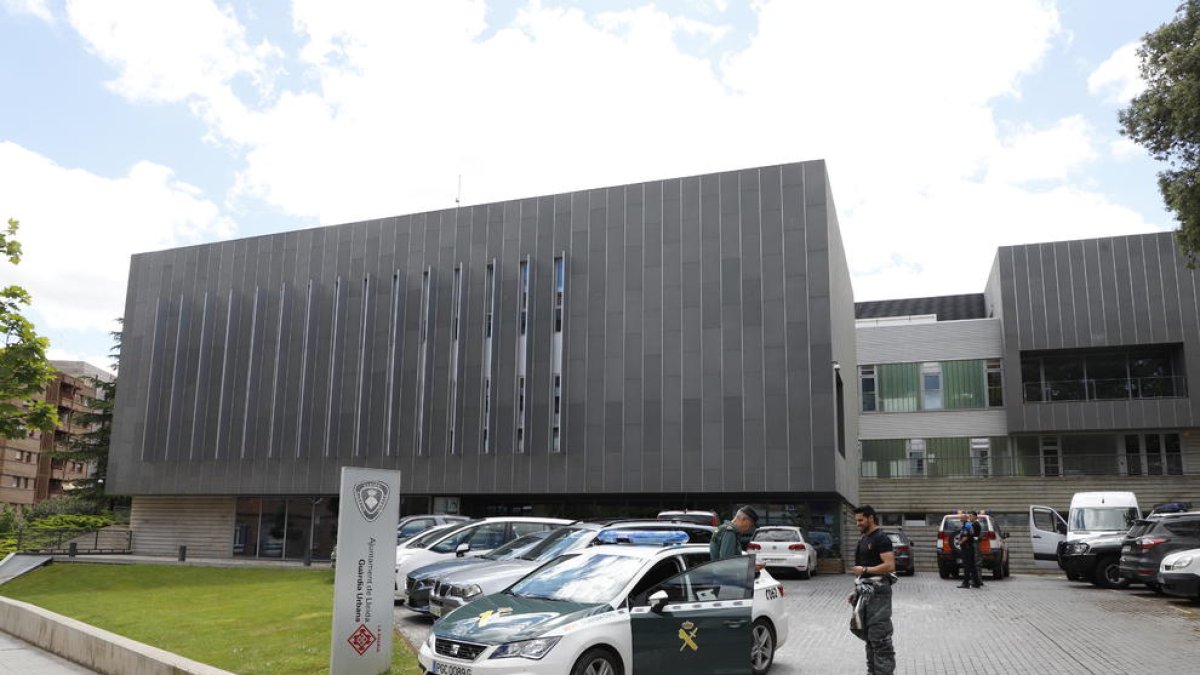 La Guàrdia Civil va desinfectar la comissaria de la Urbana a Lleida.