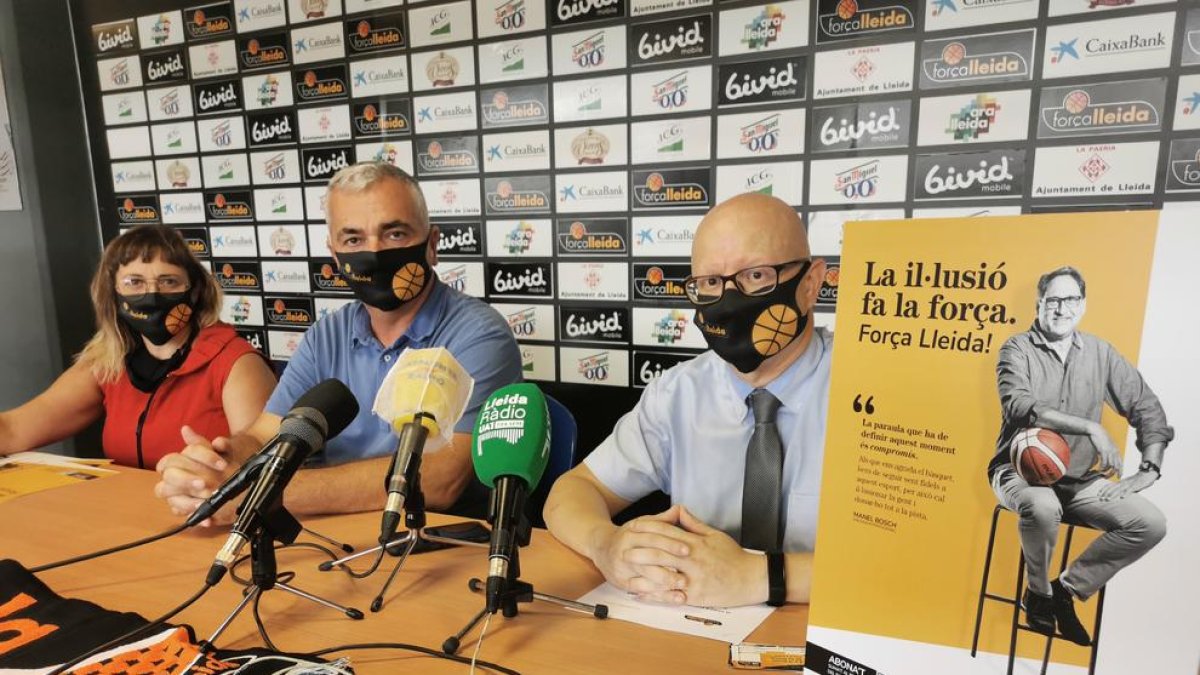 Montse Pociello, responsable de la campaña, Albert Aliaga y Andreu Cabezudo, ayer durante la presentación de los nuevos abonos.
