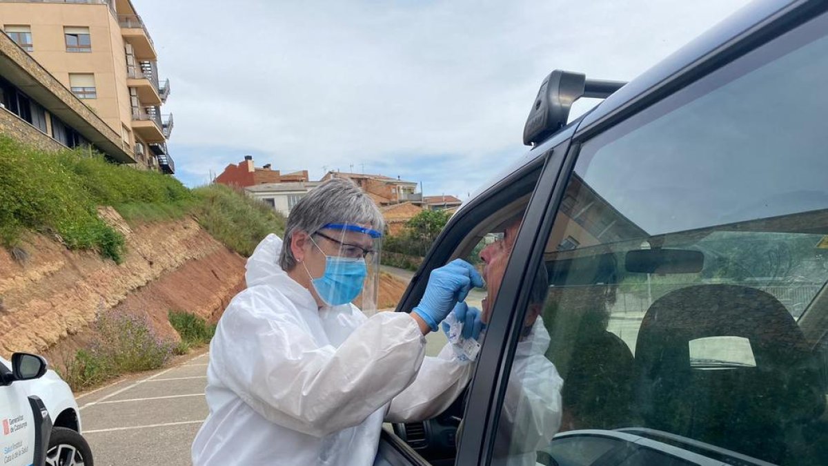 Imagen de archivo de un sanitario del CAP de Tremp tomando muestras a un paciente para una PCR.