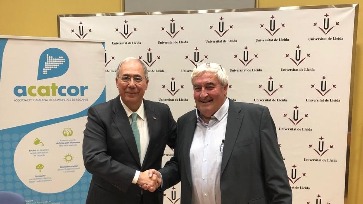 Roberto Fernández y Amadeu Ros, ayer tras la firma del convenio.