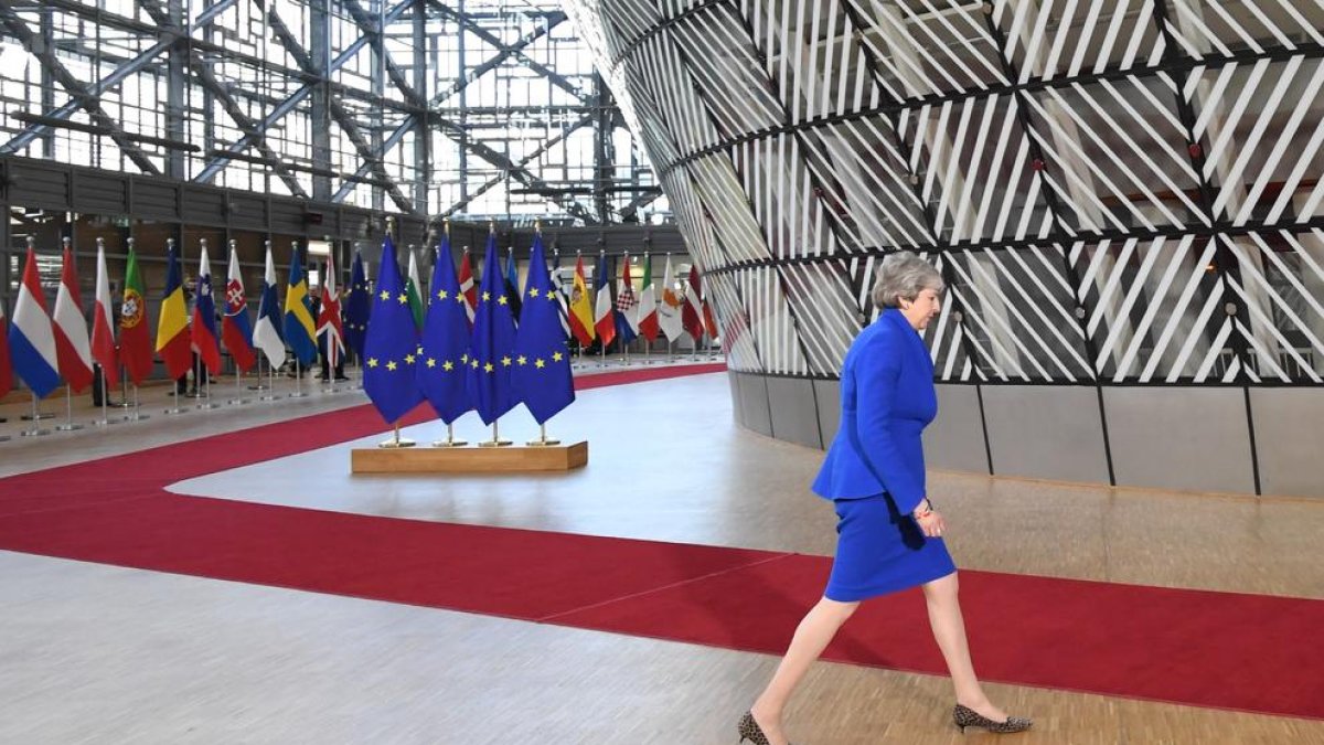 May s’encamina a la reunió dels líders europeus, ahir, a Brussel·les.