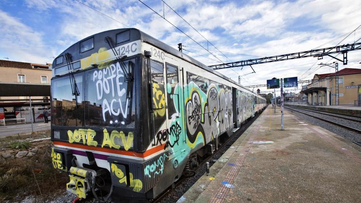 Uno de los trenes Cervera-Lleida afectados por la acción de grafiteros.