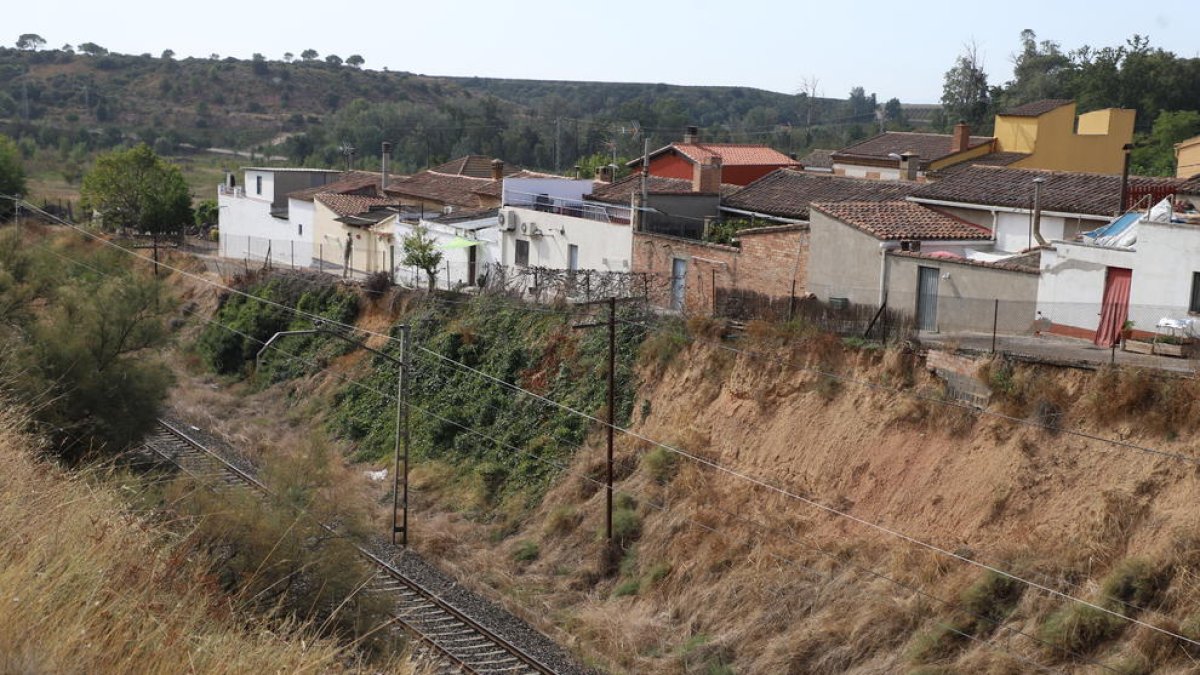 Imagen del talud junto a la vía ferroviaria en Raimat.