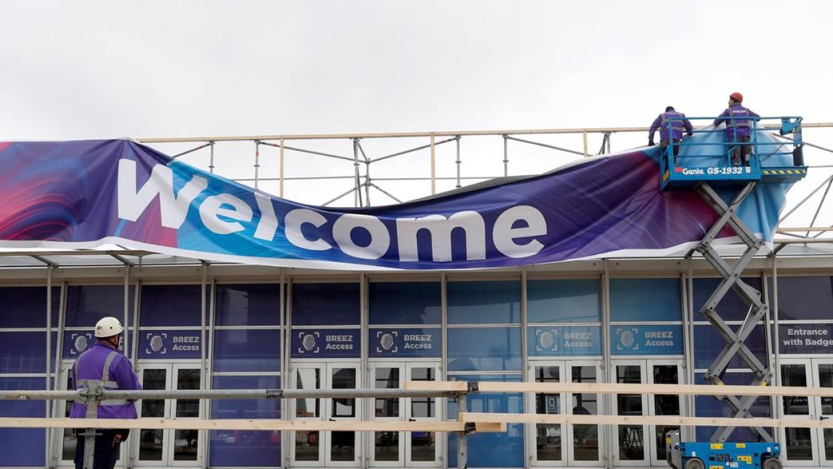 Trabajadores ultimando ayer preparativos del MWC horas antes de conocerse la cancelación.