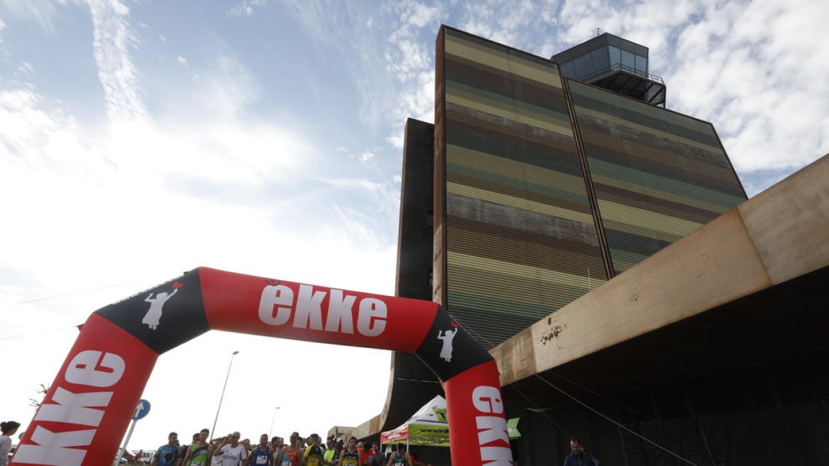 Un moment de la carrera que es va disputar ahir al voltant de l’aeroport d’Alguaire.