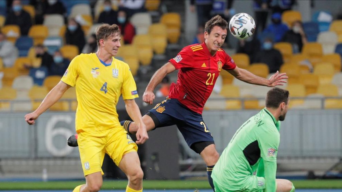 Oyarzabal intenta rematar sense fortuna a la porteria ucraïnesa.