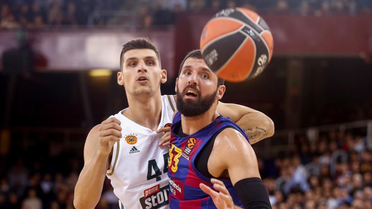 Mirotic intenta alcanzar la pelota ante Mitoglou.
