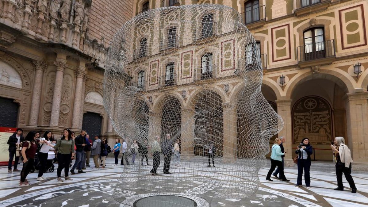 Escultura de Jaume Plensa en el atrio de la basílica de Montserrat.