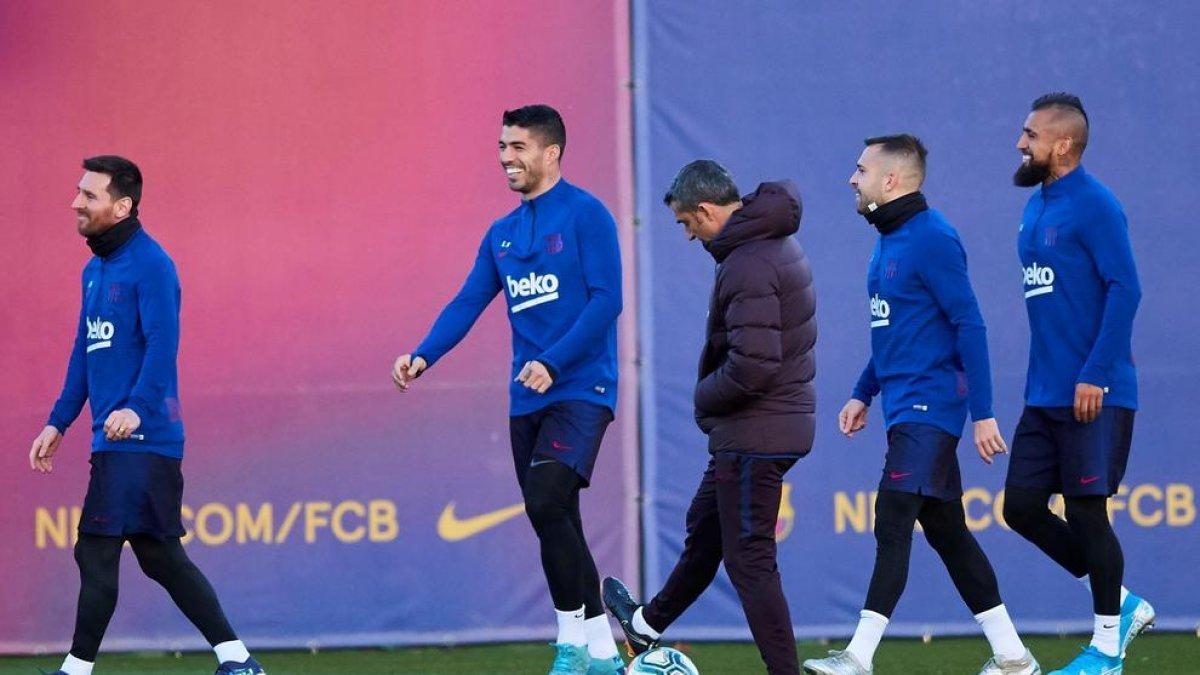 Messi, Luis Suárez, Jordi Alba y Vidal ayer durante el entrenamiento junto al técnico Ernesto Valverde.