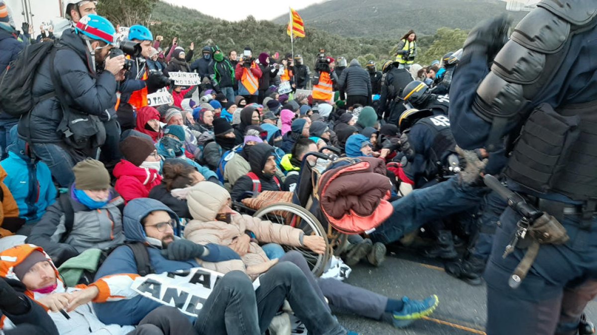 La policia francesa carrega contra els manifestants de Tsunami per portar-los cap al punt fronterer
