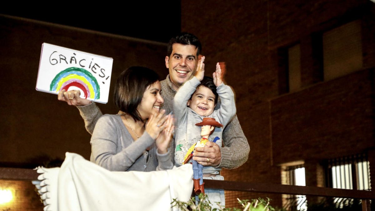 Una familia de Lleida aplaudiendo a los profesionales sanitarios.