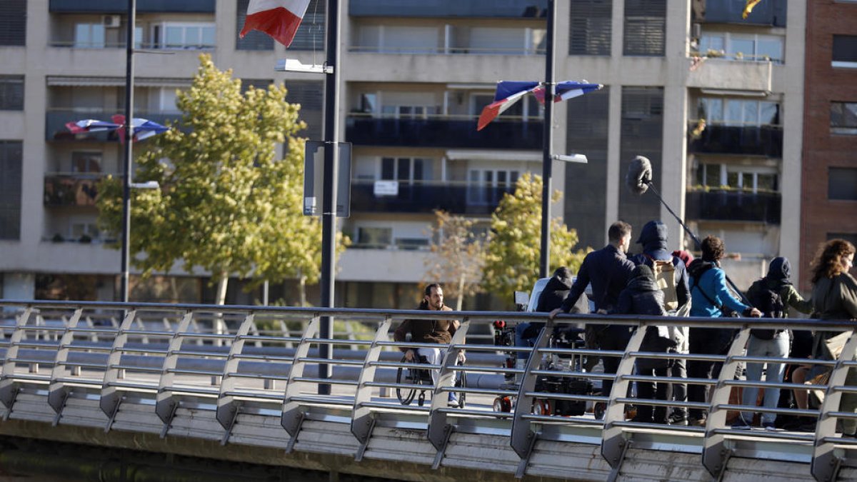 Mario Casas, en cadira de rodes en l’escena del film rodada al novembre al pont Vell de Lleida.