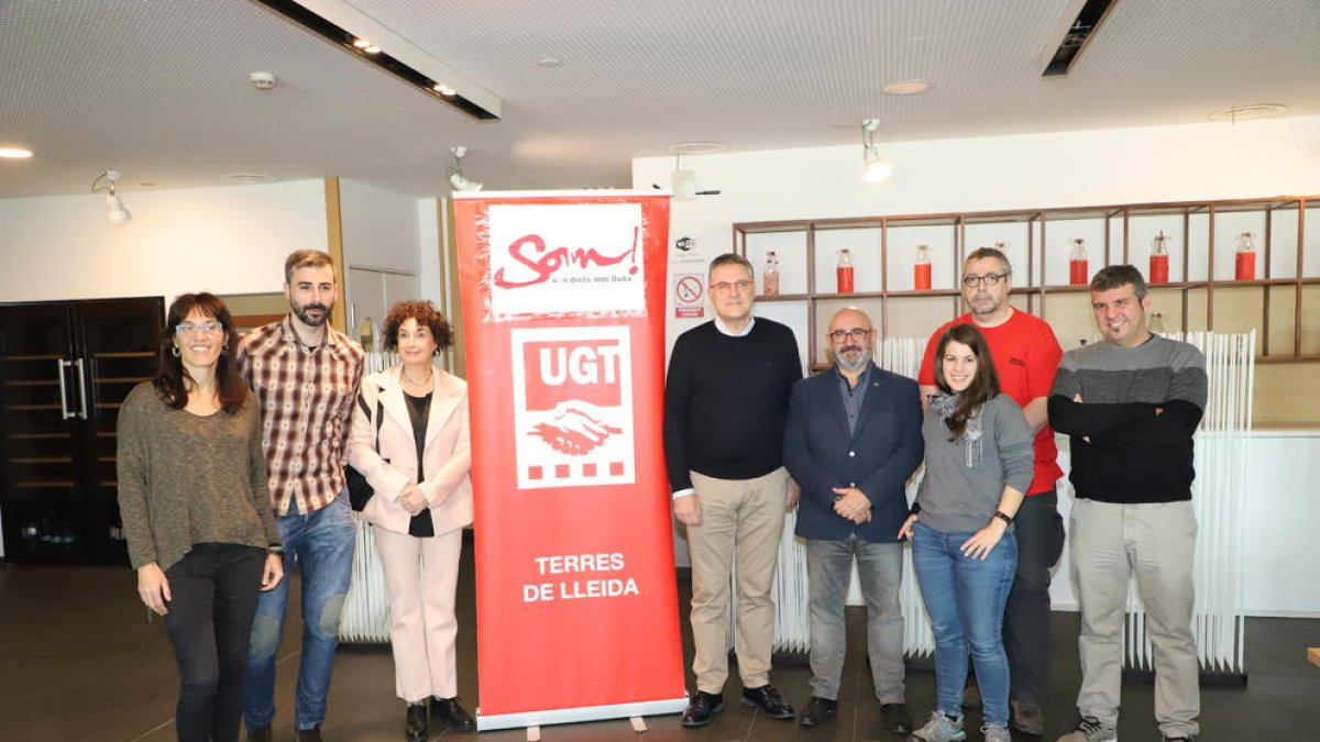 Foto de família dels dirigents d’UGT de Lleida amb la premsa.