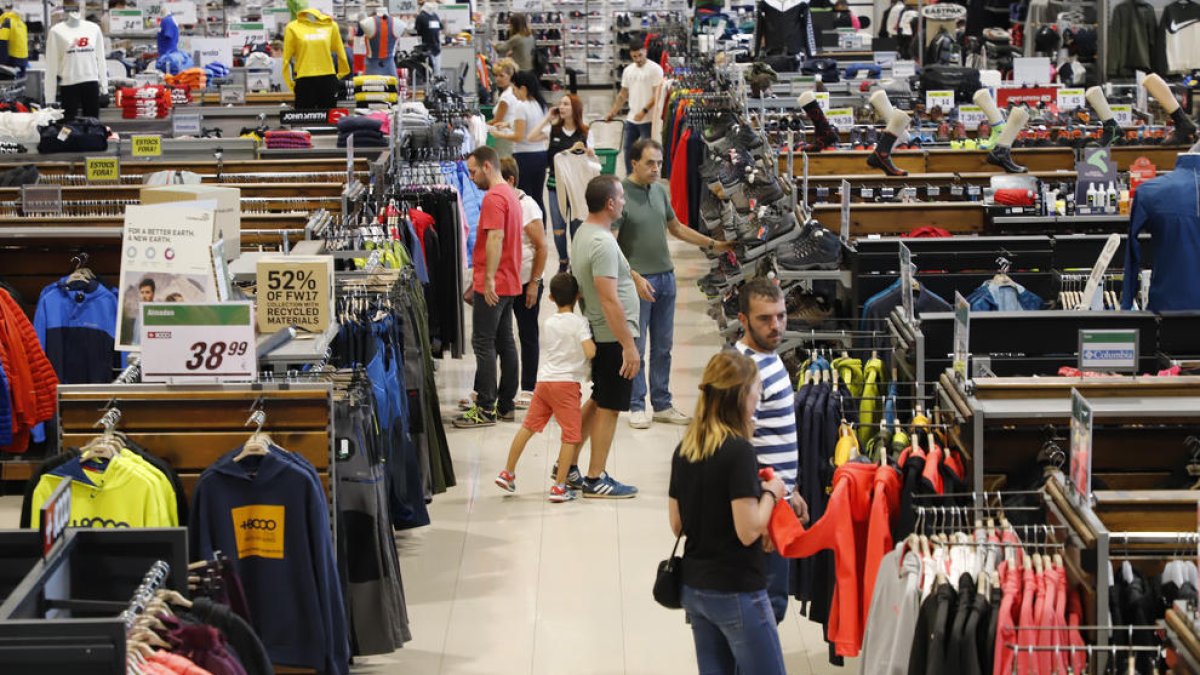 Clientes en una de las superficies comerciales que abrió ayer.