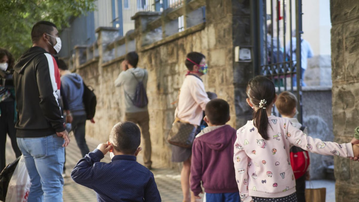 Diversos pares acompanyen els seus fills al col·legi a Pamplona.