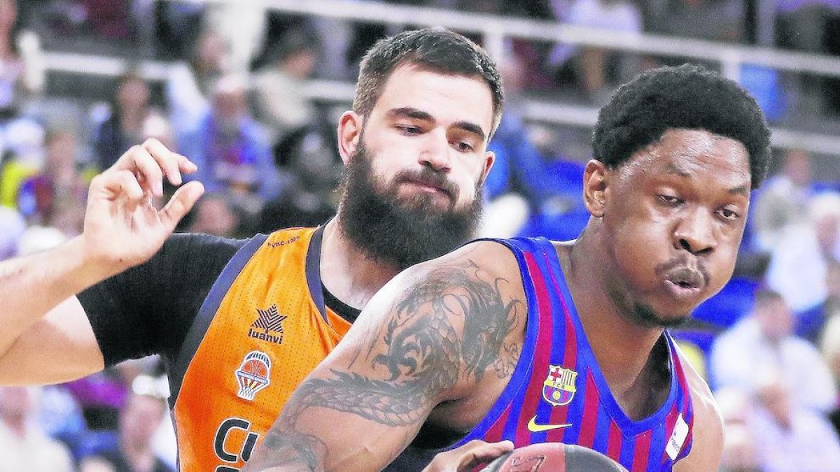 Seraphin se dispone a botar el balón ante Dubljevic.