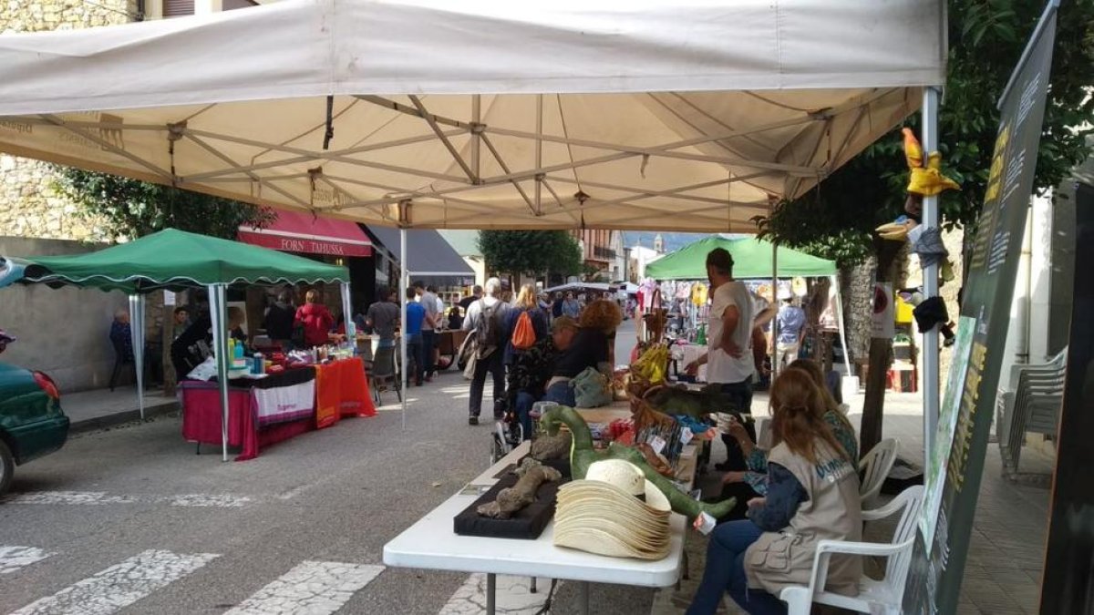 La nueva feria reúne desde paradas de productos locales hasta un ‘outlet’ de escalada y deportes.