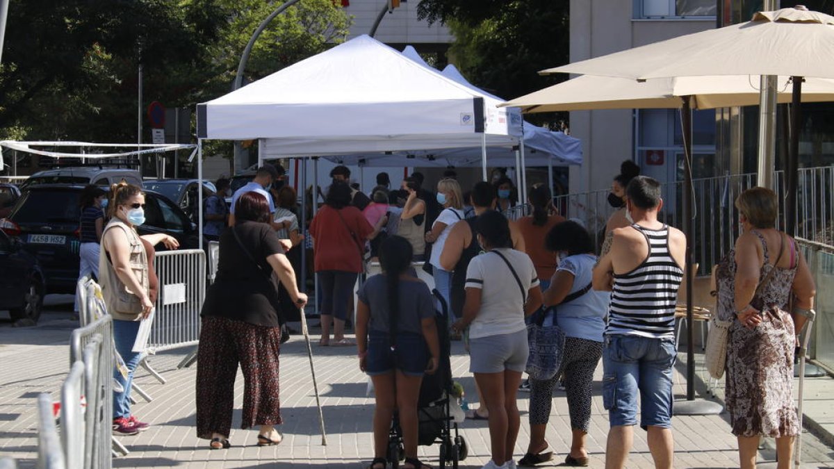 Imagen de personas en la cola para hacerse las pruebas en Torre Baró.