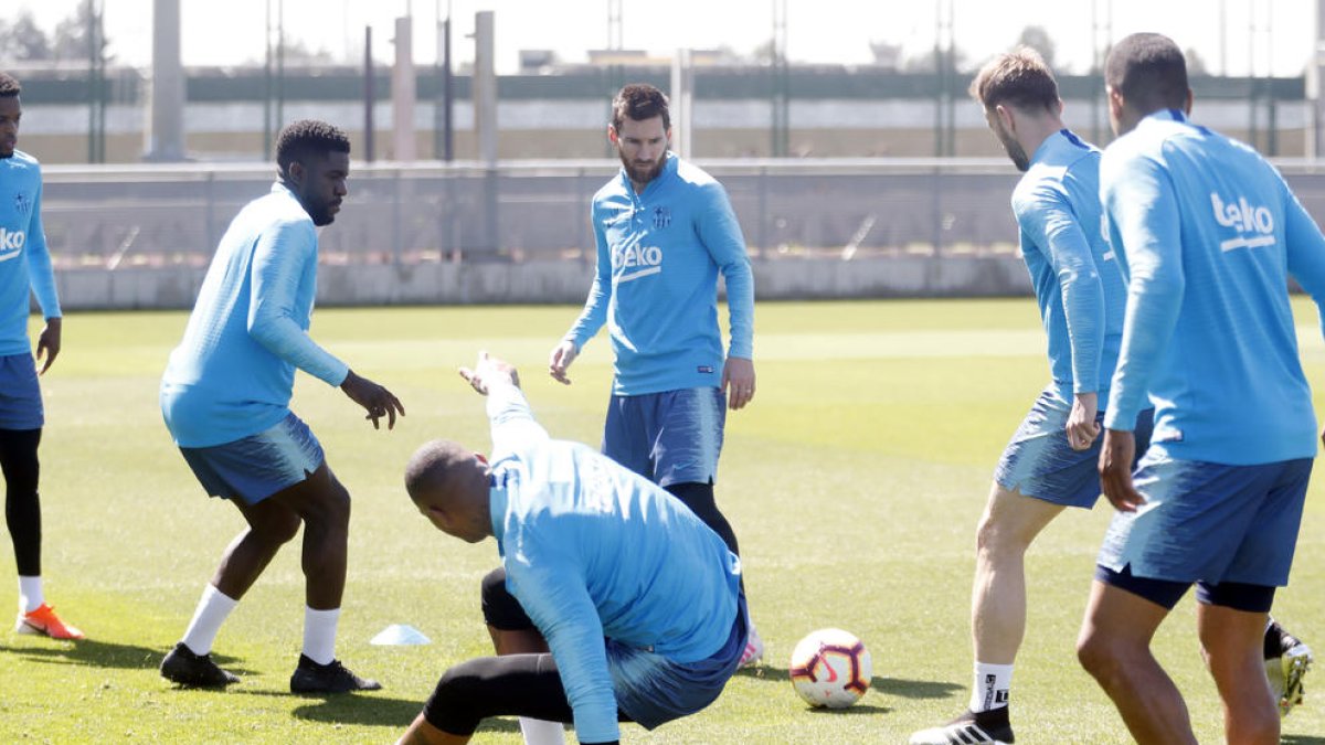 La plantilla azulgrana se ejercitó ayer en la Ciutat Esportiva de cara el encuentro de mañana.