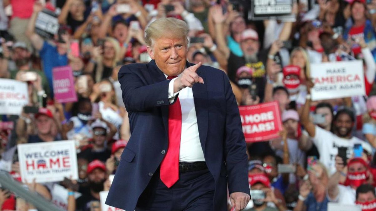 Donald Trump, en un multitudinari míting a Florida dilluns, on va aparèixer sense mascareta.