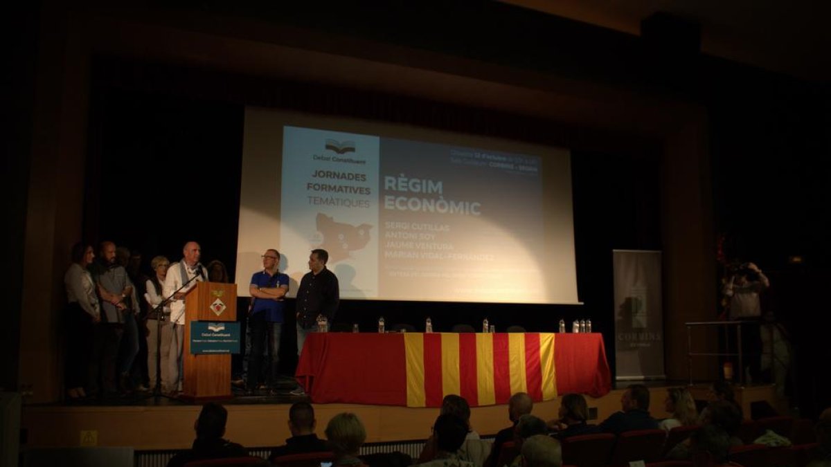 Lluís Llach va presentar les jornades davant unes 150 persones.