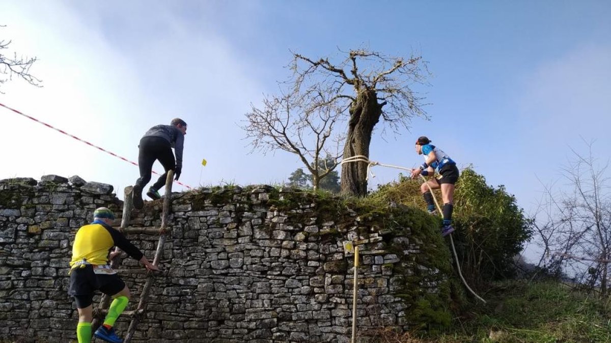 Els corredors, esquivant amb escales i cordes els obstacles.