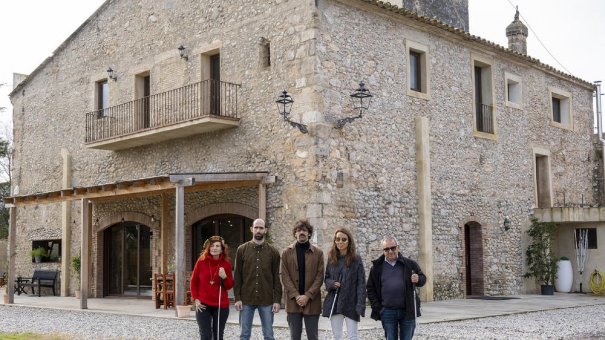 El presentador, David Verdaguer, al centre, i les persones cegues que l’acompanyen en l’estrena.