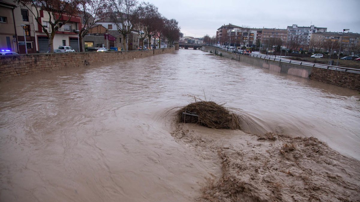 Imagen de la crecida del río Ondara a su paso porTàrrega durante el último día del temporal ‘Glòria’.