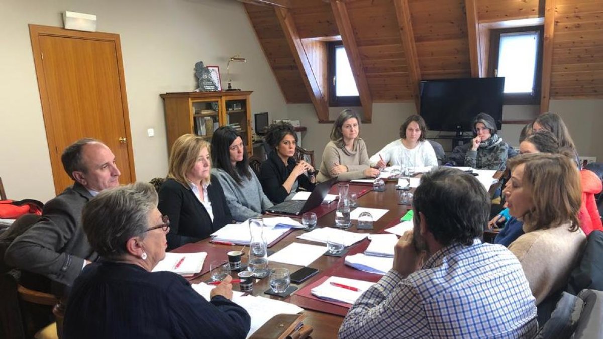 Imatge de la reunió per presentar el projecte Kiva a Aran.