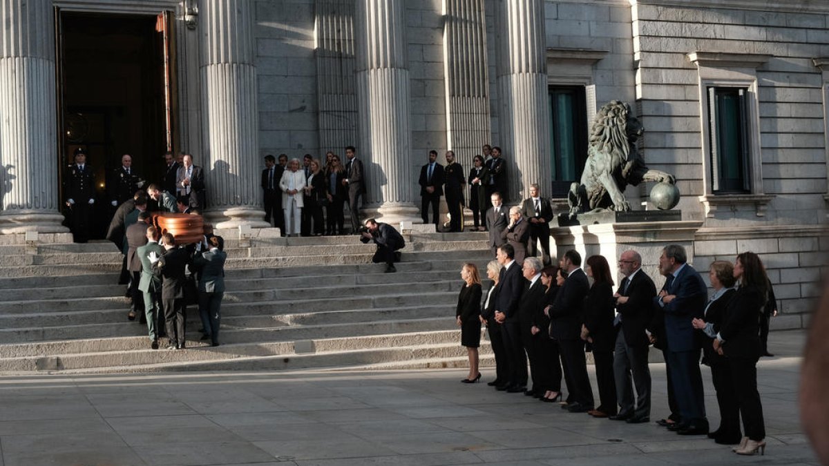 El féretro de Alfredo Pérez Rubalcaba entró al Congreso por la Puerta de los Leones.