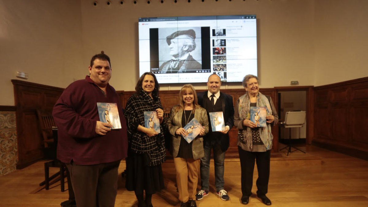 La doctora Toñy Castillo (al centre), durant la presentació del llibre ‘Hoy música’.