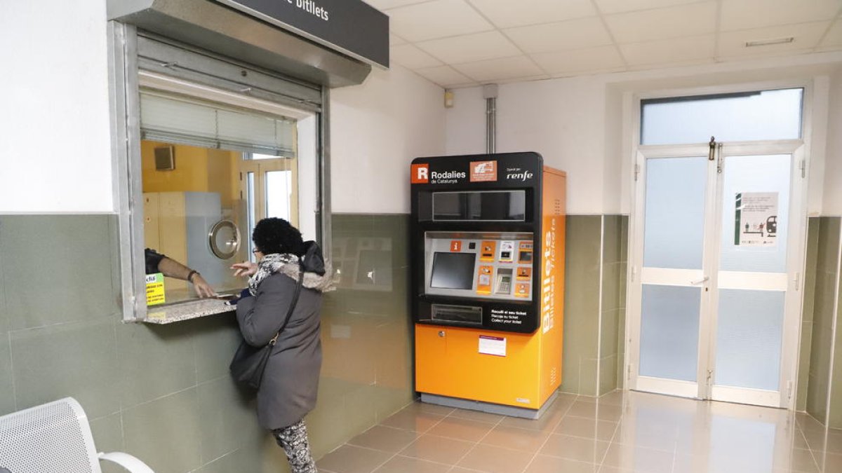 Una señora comprando su billete en la estación de Bell-lloc d’Urgell.