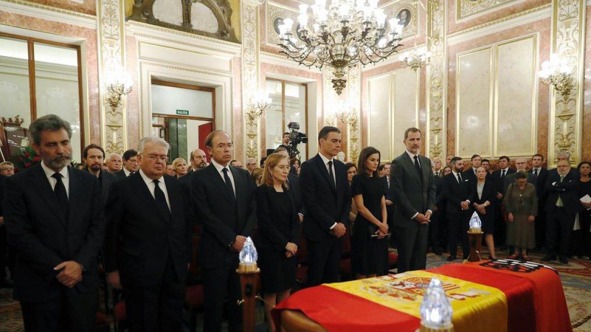 Los reyes y el presidente del Gobierno en funciones, Pedro Sánchez, en la capilla ardiente.